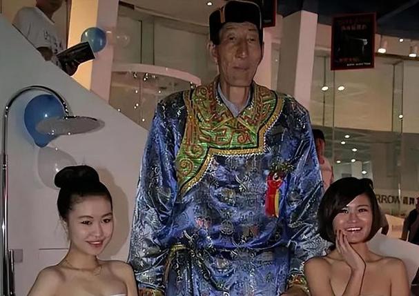 中国第一巨人鲍喜顺冒险生子，儿子身高之谜