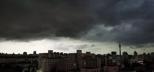 实拍北京暴雨，天空乌云浓密一秒入夜