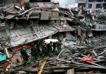 地震瞬间，一家四口带行李秒出门的奇迹