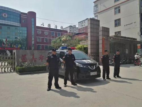 晓华理发店门口的特警执勤，守护平安的静默力量