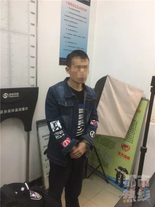 民警用羽绒服遮挡嫌疑人手铐，温情执法的人性光辉