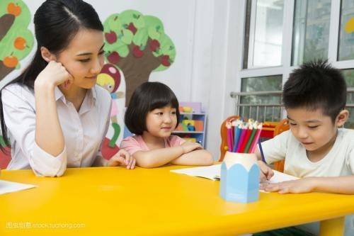 逐步推行免费学前教育，为孩子的未来播下希望的种子