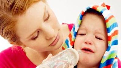 如何正确使用胃管为婴儿打流食，视频教程与详细指南